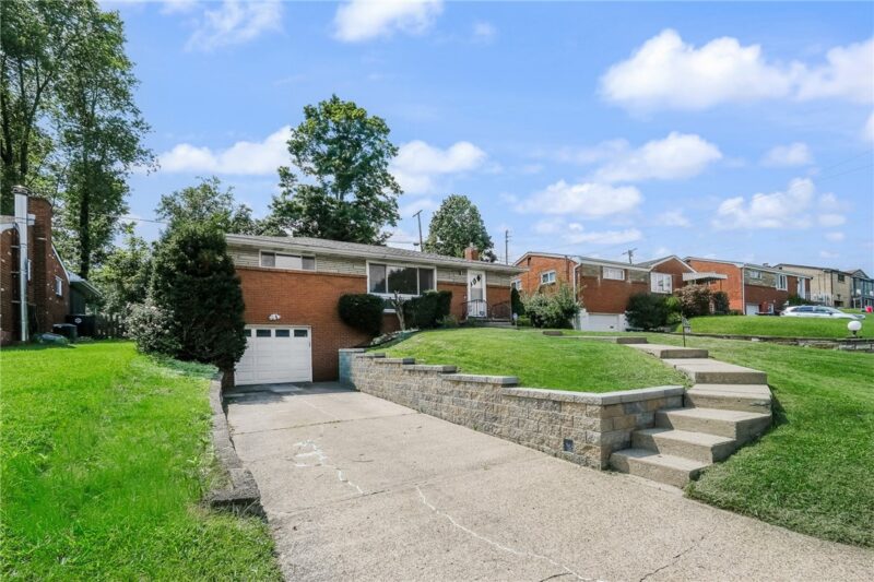 1654 Hollyrood Rd — photo 2