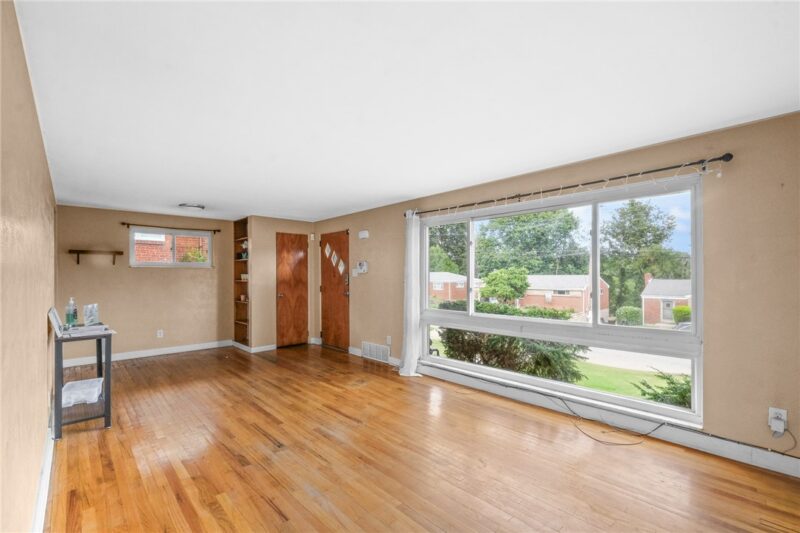1654 Hollyrood Rd — photo 3