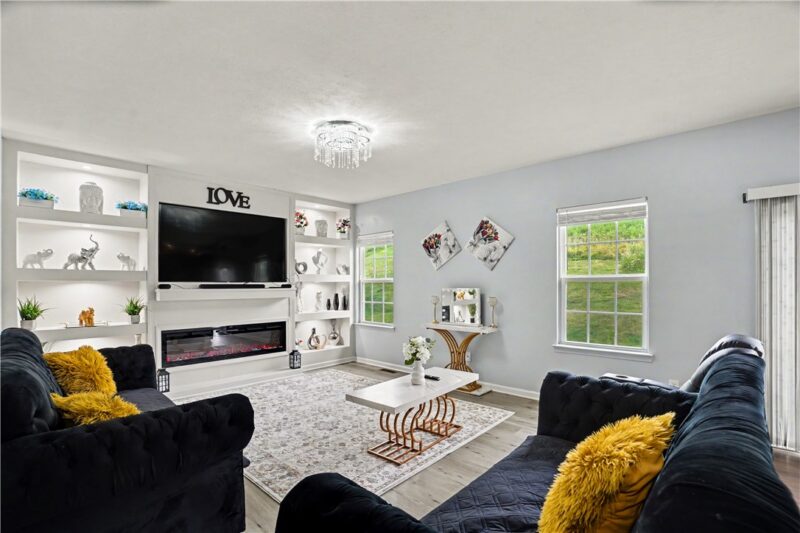 370 Greene Dr — photo 2