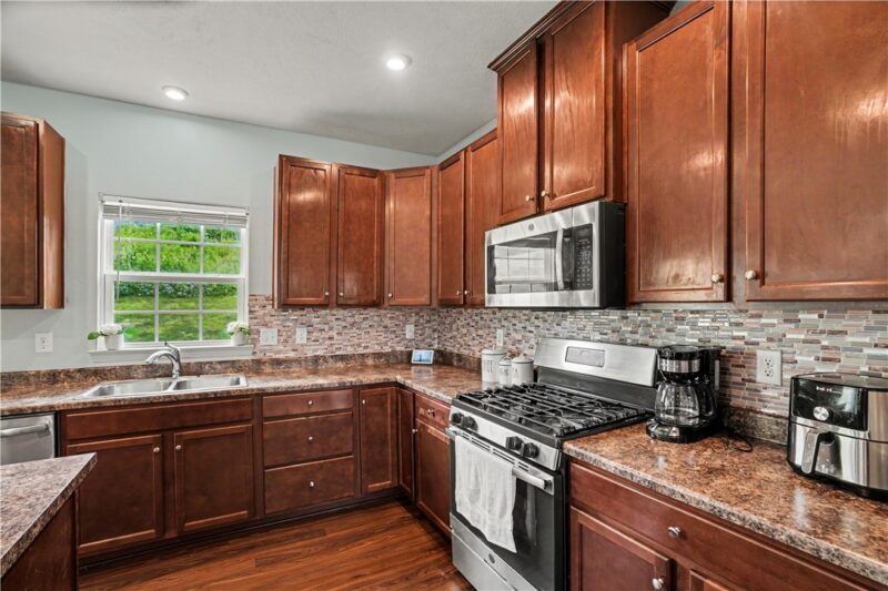 370 Greene Dr — photo 3