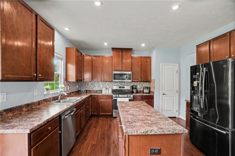 370 Greene Dr — photo 4