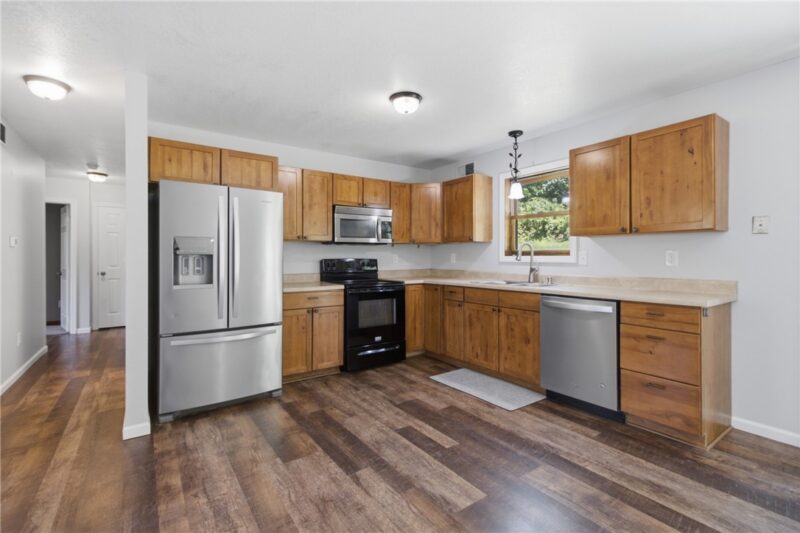 124 Debolt Ave — photo 4