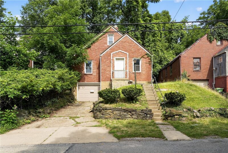 2137 Village Dr — photo 2