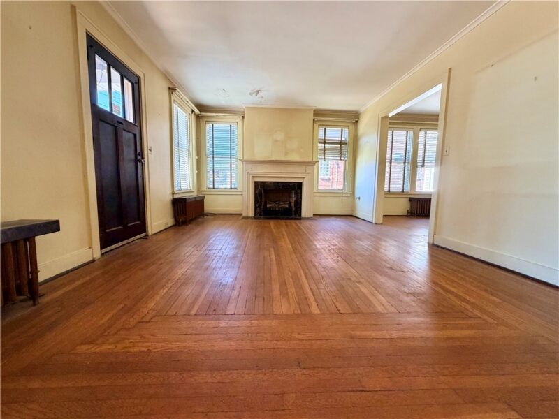 2406 Pioneer Avenue — photo 2