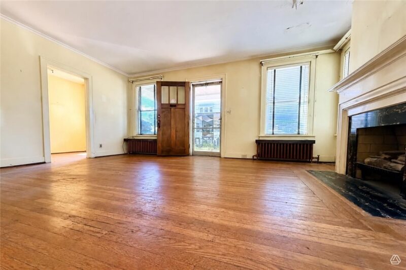 2406 Pioneer Avenue — photo 3