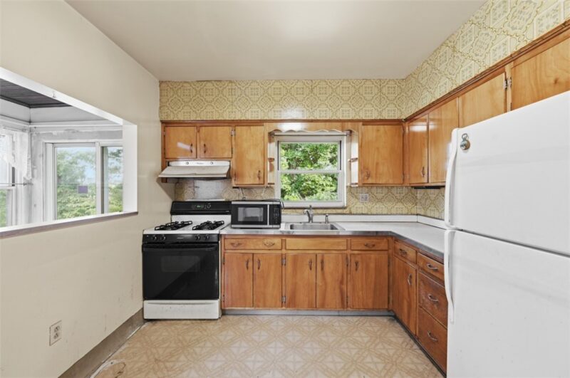 2406 Pioneer Avenue — photo 8