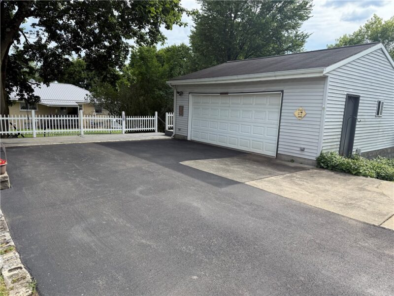 105 W Clen Moore BOULEVARD — photo 2