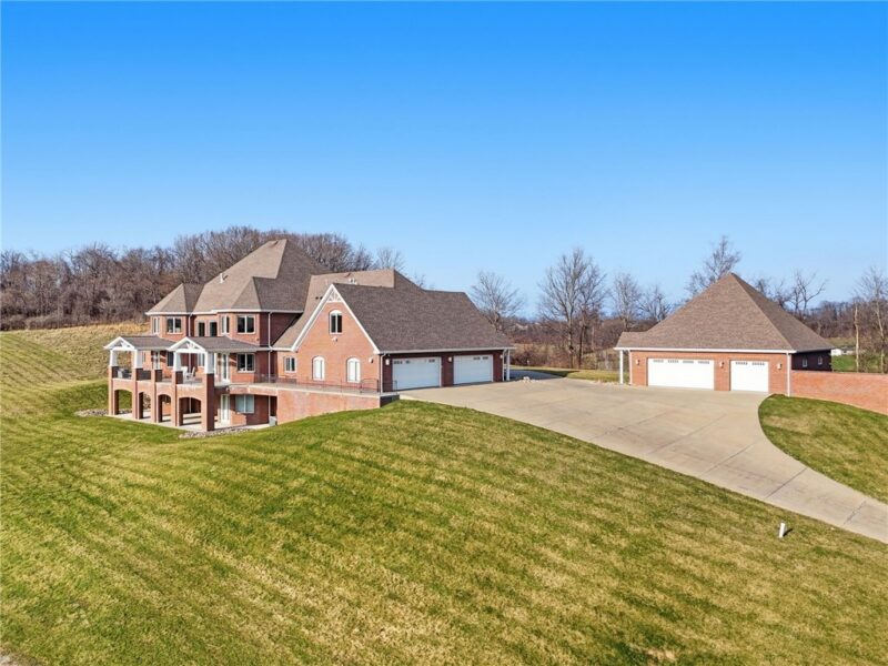 308 Sutherland Drive — photo 3