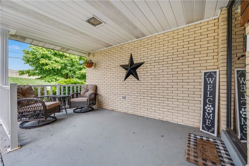 42 Locust Ave — photo 2