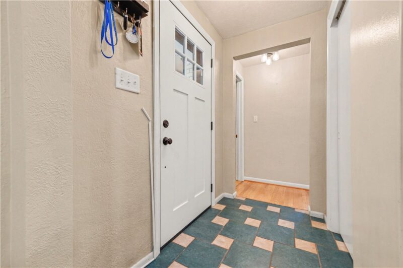 42 Locust Ave — photo 3
