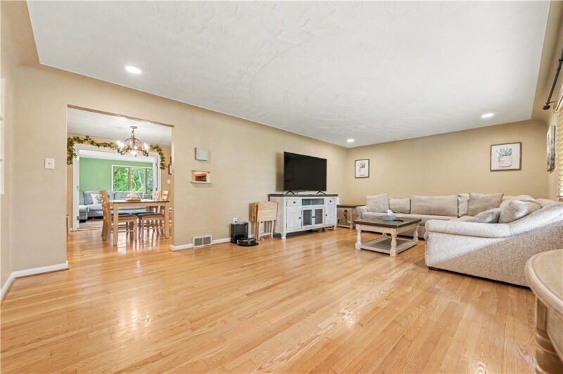 42 Locust Ave — photo 4