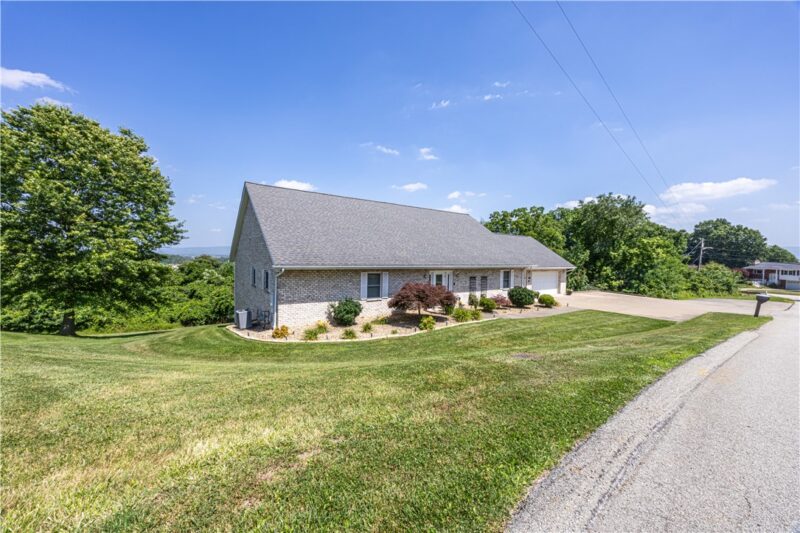 100 Clover Ln — photo 3