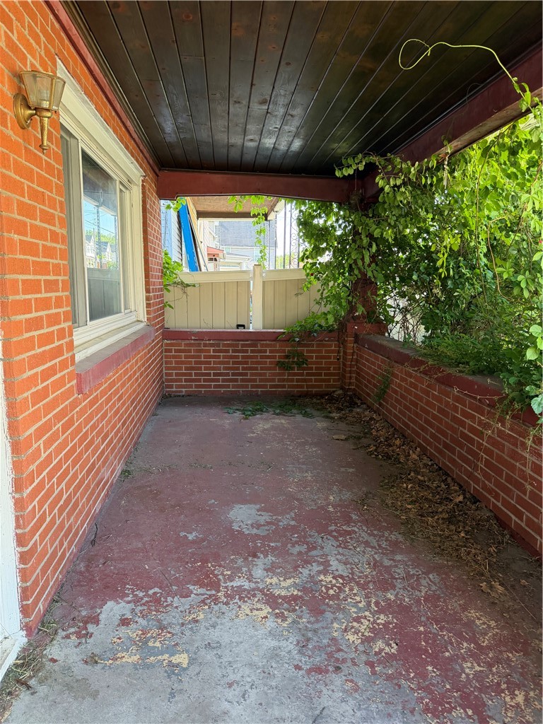 218 Meadow Ave — photo 2