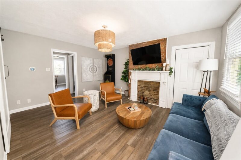 1819 Edwards Way — photo 2
