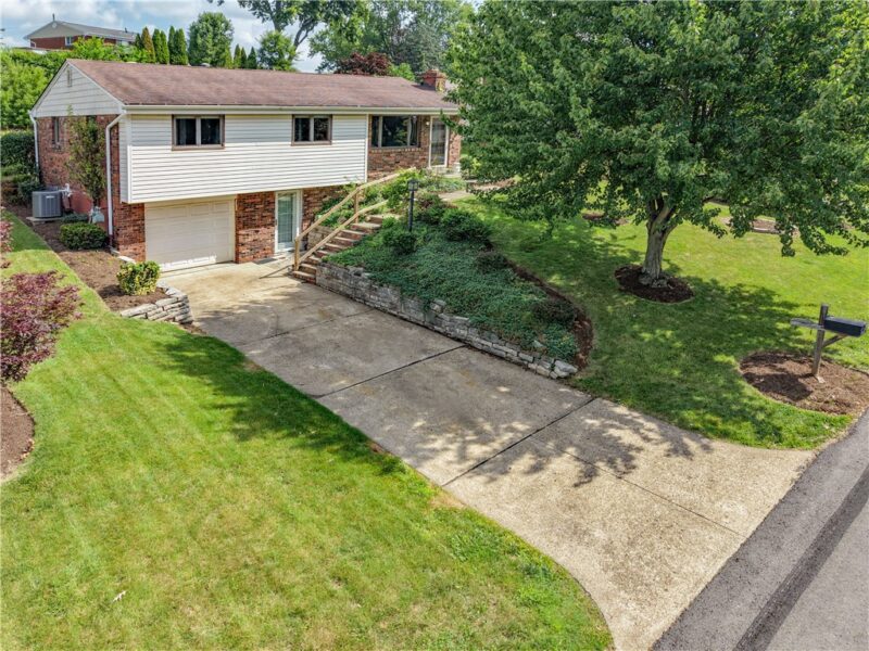 609 Bluestone Drive — photo 2