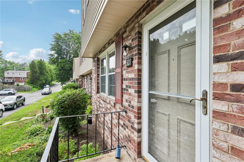 321 Laporte Ct — photo 2