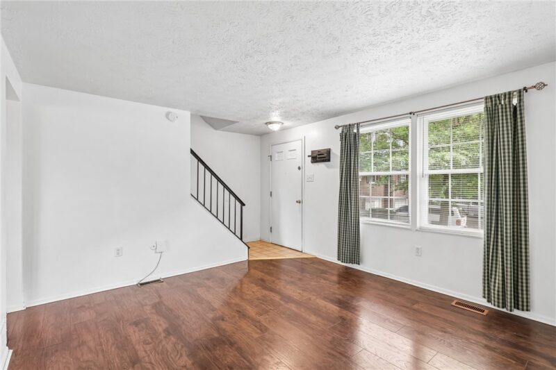 321 Laporte Ct — photo 3