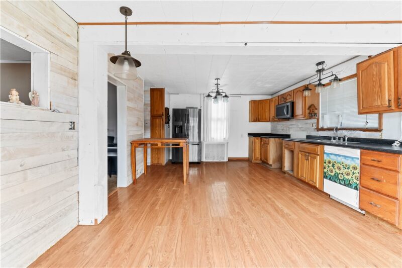 412 Commercial Ave — photo 2