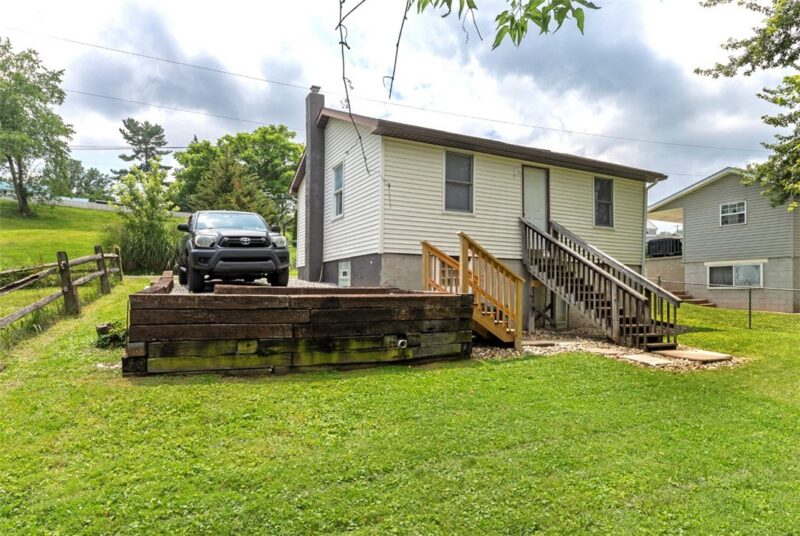 305 Spring Ln — photo 6