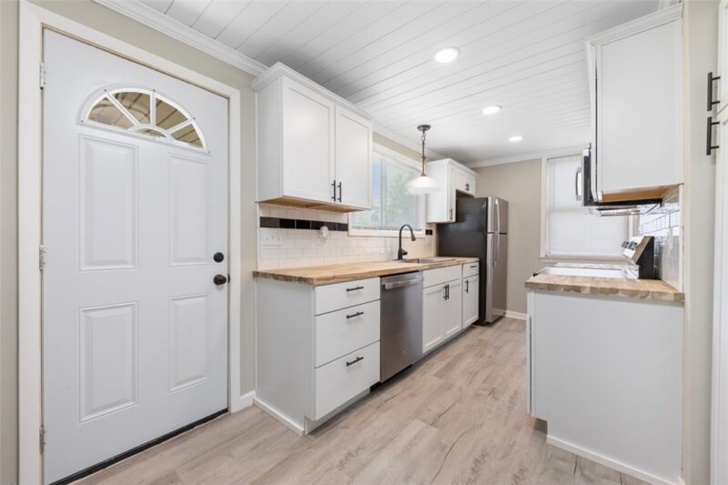 305 Spring Ln — photo 8