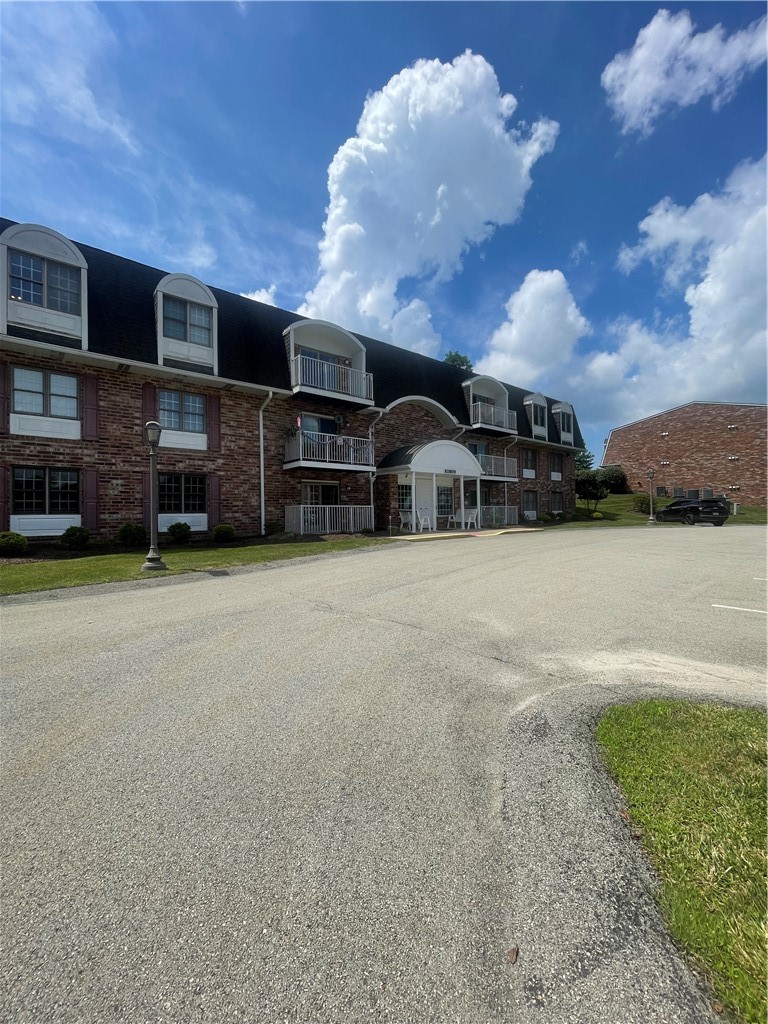 412 Clubhouse Dr — photo 2