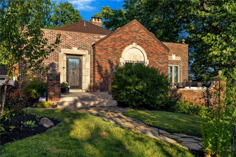 2543 Beechwood Blvd — photo 3