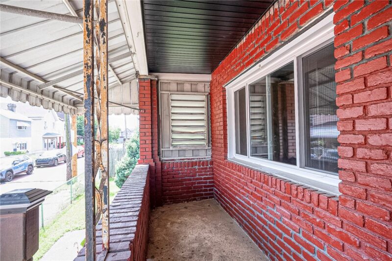 917 Robinson St — photo 2