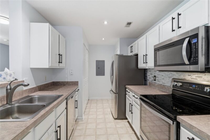 2202 Lenox Oval — photo 8