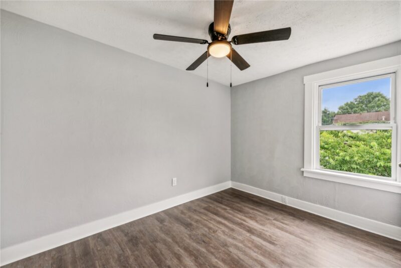 553 Farnsworth — photo 2