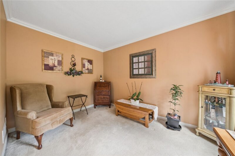 1023 Mayfair Dr — photo 4