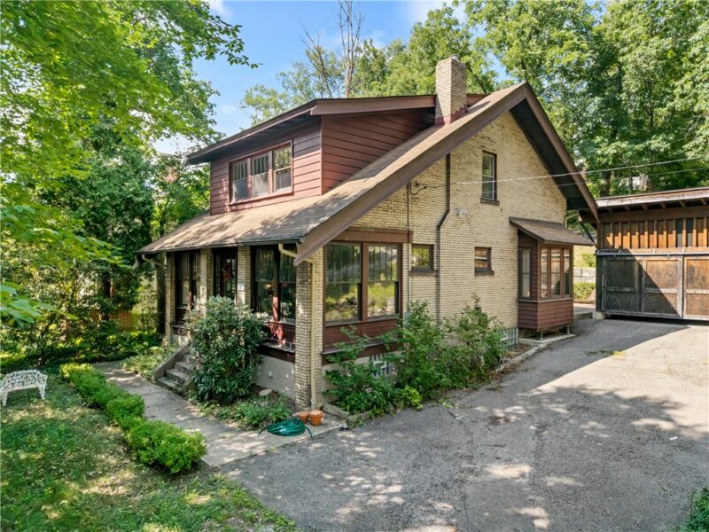137 Elmore Rd — photo 2