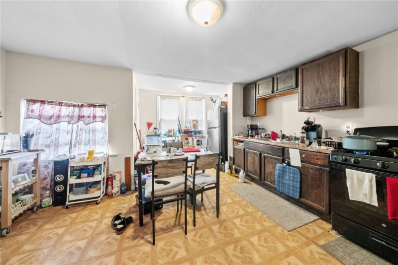 130 John St — photo 4