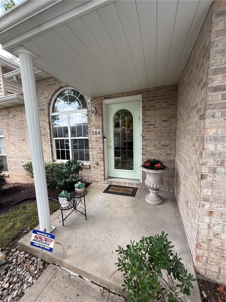 584 Newport Dr — photo 2