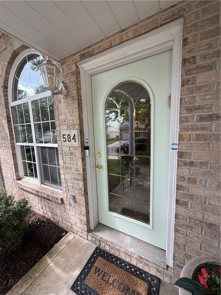 584 Newport Dr — photo 3