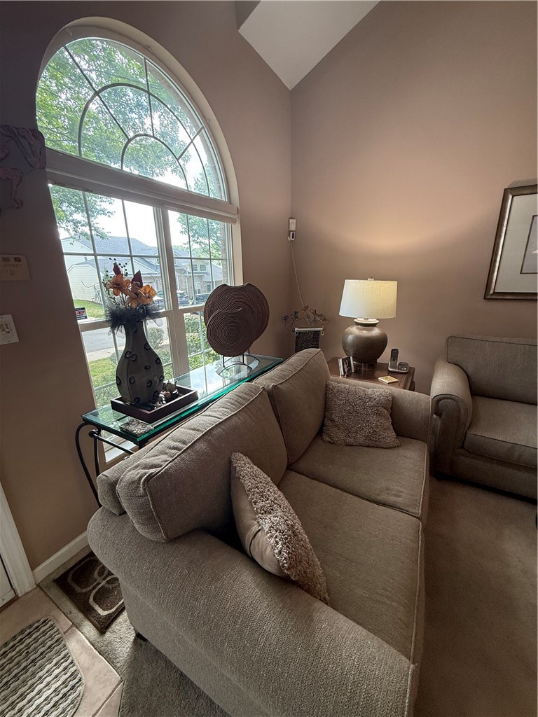 584 Newport Dr — photo 4