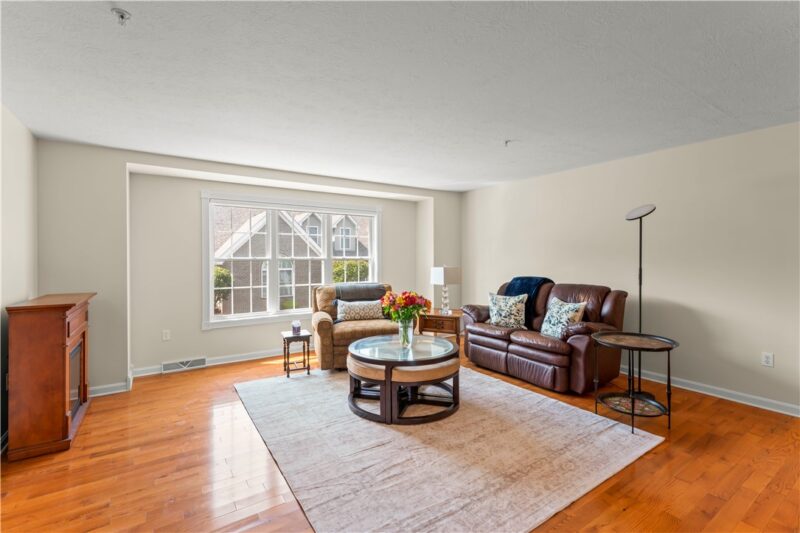 1053 Waterford Ct E — photo 5