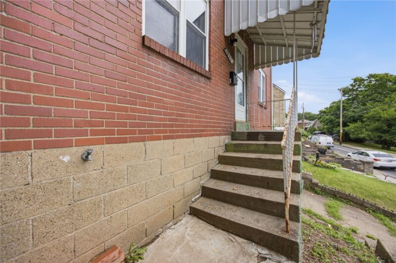 1391 Laketon Rd — photo 3