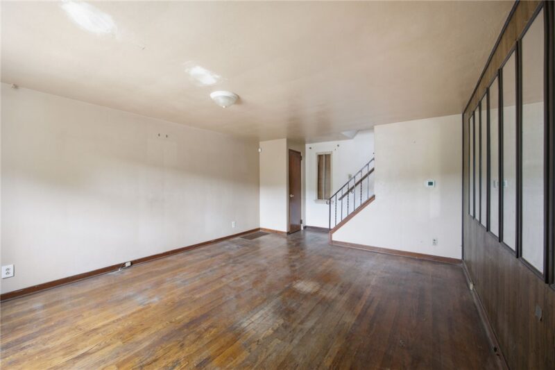 1391 Laketon Rd — photo 4