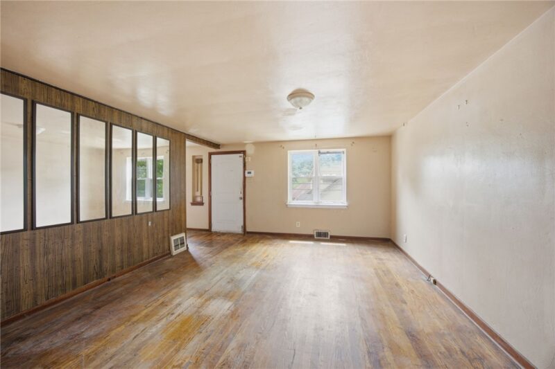 1391 Laketon Rd — photo 5