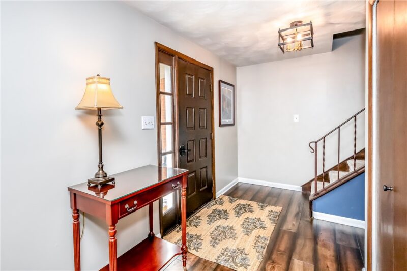 77 Bradley Ct — photo 2