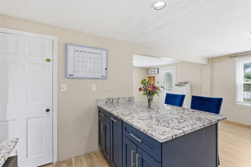 272 Lynn Dr — photo 8