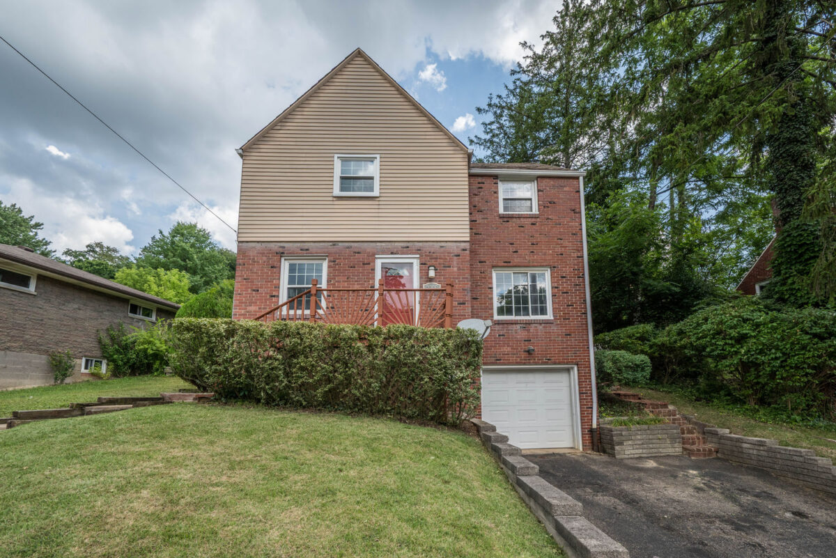 2366 Potomac AVENUE — photo 1