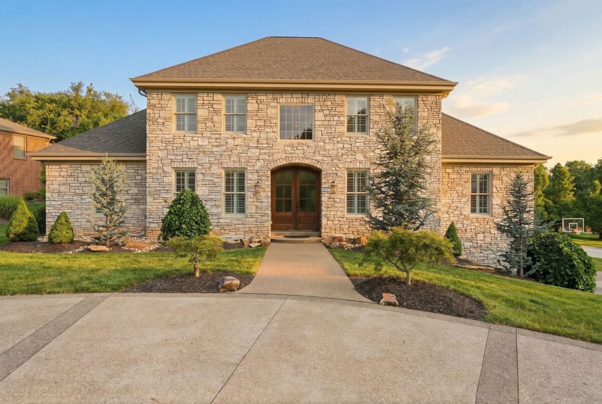 112 Hardwood DRIVE — photo 1