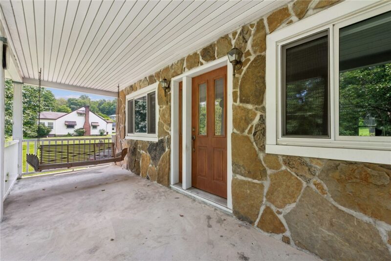 1722 Strangford Road — photo 3