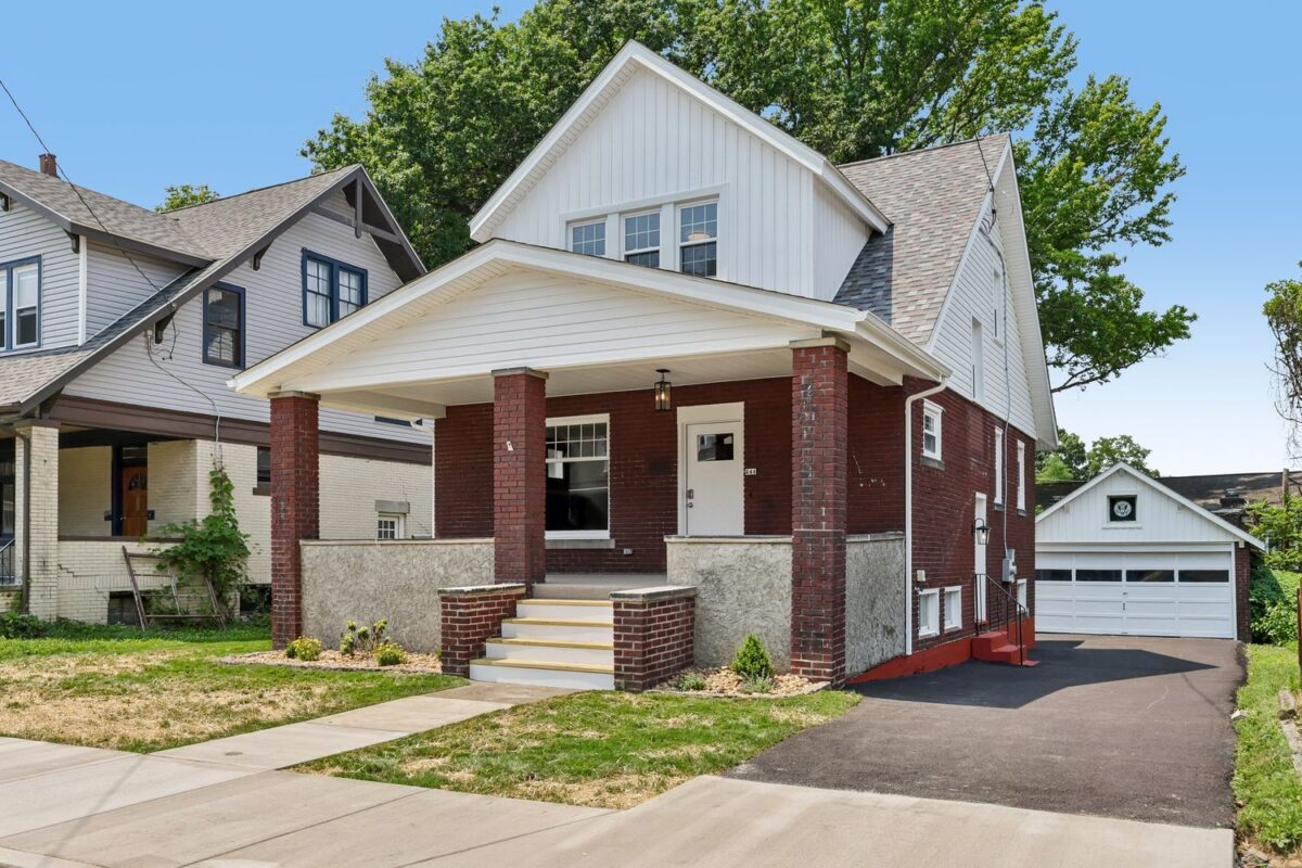 241 Charles AVENUE — photo 1