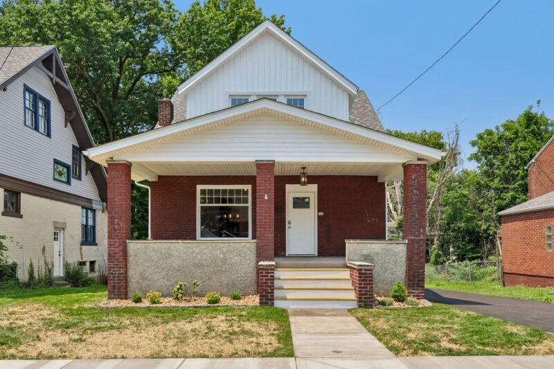 241 Charles AVENUE — photo 2