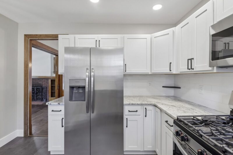 241 Charles AVENUE — photo 3