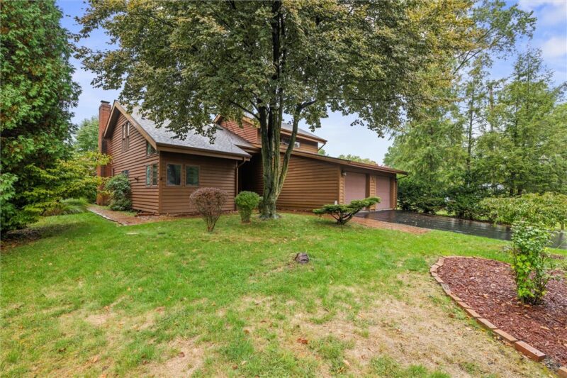 195 Jonathan Place — photo 2