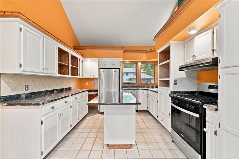 195 Jonathan Place — photo 3