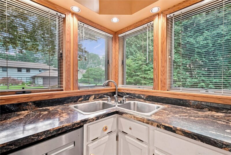 195 Jonathan Place — photo 6